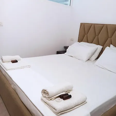 Marini's , Apartman *